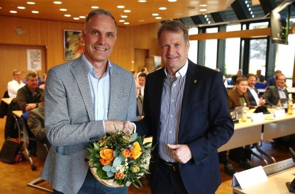 Landrat Günther-Martin Pauli (rechts) gratuliert Gerd Beiter zur Wahl. Der 55-Jährige wird neuer Leiter der Kreiskämmerei. ©Landratsamt Zollernalbkreis Zwei Männer - Gerd Beiter und Landrat Pauli.
