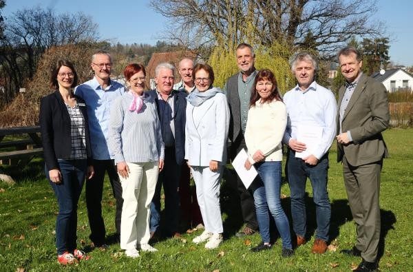 Landrat Günther-Martin Pauli (rechts) ehrte gemeinsam mit Personalratsvorstandsmitglied Sarah Hettich (links) und Personalamtsleiterin Cornelia Staab (Dritte von links) die verdienten Mitarbeitenden. ©Landratsamt Zollernalbkreis Mehrere Frauen und Männer stehen auf einer Wiese