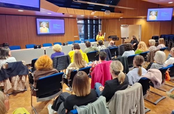 Katja Grumbach von der Gruppe „Gerechte Hinterbliebenenrente“ spricht beim Vortragsabend im Sitzungssaal des Landratsamts. ©Landratsamt Zollernalbkreis Viele Menschen sitzen in einem Saal, eine Frau spricht zu ihnen.