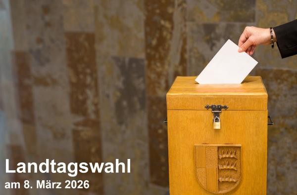 © Kommunalamt/Landratsamt Zollernalbkreis, Landtagswahl 2026 Wahlurne in die ein Wahlbrief eingeworfen wird, nebenstehend der Schriftzug Landtagswahl am 8. März 2026