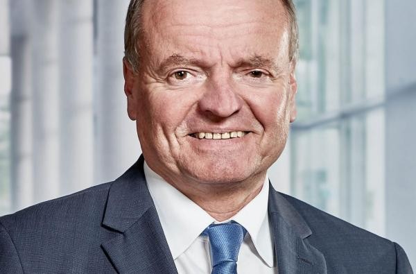 © Universitätsklinikum Ulm - Prof. Dr. Dr. Manfred Spitzer Ein Bild eines Mannes im blauen Anzug mit weißem Hemd