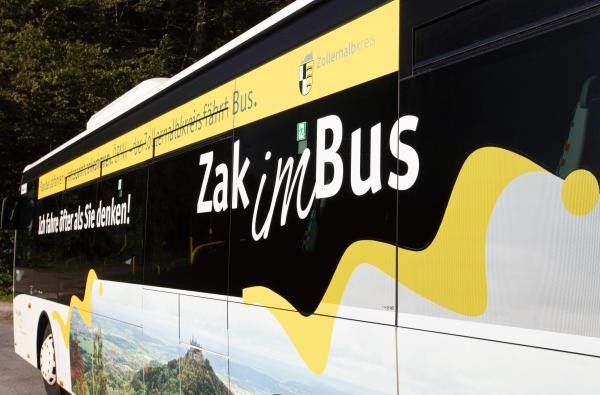 © Landratsamt Zollernalbkreis Bild eines Busses auf dem geschrieben steht: ZAK im Bus