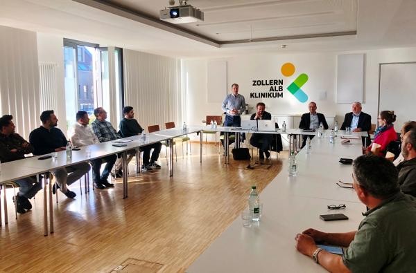 © Landratsamt Zollernalbkreis mehrere Personen sitzen an Tischen und hören einem Mann zu