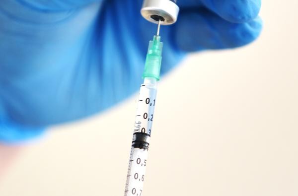 Eine Impfung wird vorbereitet. Diese bieten zuverlässigen Schutz vor Infektionskrankheiten. ©Landratsamt Zollernalbkreis Eine Spitze wird mit Impfstoff aufgezogen.