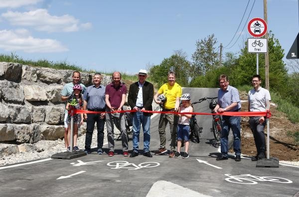 Sie geben den neuen, landkreisverbindenden Radweg zwischen Schörzingen und Wilflingen frei (von links): Schörzingens Ortsvorsteher Tommy Geiger, Wilflingens Ortsvorsteher Andreas Muschal, Wellendingens Bürgermeister Thomas Albrecht, Landrat Dr. Wolf-Rüdiger Michel, Landrat Günther-Martin Pauli und Schömbergs Bürgermeister Karl-Josef Sprenger sowie Stephan Ziegler, Leiter des Amts für Straßen- und Radwegebau Zollernalbkreis. ©Landratsamt Zollernalbkreis Mehrere Personen stehen auf einem Radweg und schneiden ein Band durch.