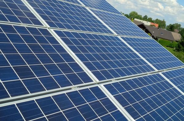 © Landratsamt Zollernalbkreis Mehrere Photovoltaikmodule nebeneinander auf einem Hausdach