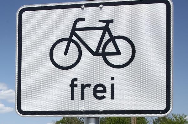 Freie Fahrt? Mängel an Radwegen im Zollernalbkreis und Verbesserungsvorschläge kann man über die Plattform RADar! melden. ©Landratsamt Zollernalbkreis Ein weißes Schild mit einem Fahrrad und dem Wort frei.