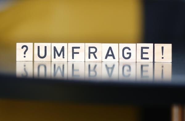 Die Menschen im Zollernalbkreis sind gefragt: Wie nehmen sie den Klimawandel und dessen Folgen wahr? ©Landratsamt Zollernalbkreis Das Wort Umfrage, zusammengesetzt aus Holzplättchen mit aufgedruckten Buchstaben.