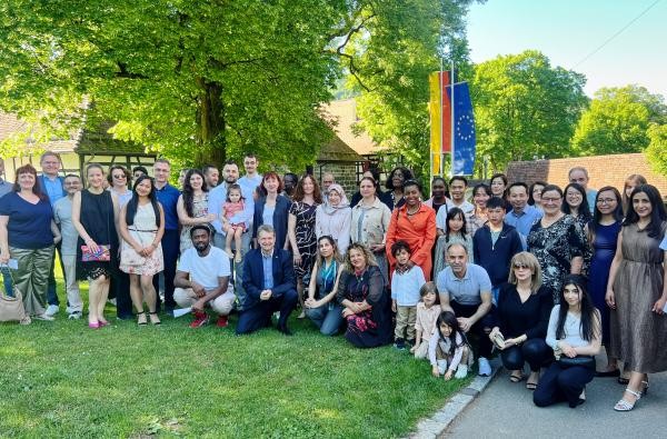 Zahlreiche Neubürger hieß Landrat Günther-Martin Pauli beim Empfang im Lautlinger Stauffenberg-Schloss im Zollernalbkreis willkommen. ©Landratsamt Zollernalbkreis Viele Menschen - Frauen, Männer, Kinder - stehen auf einer Wiese