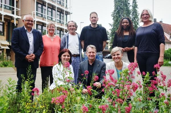 Mit Mitglieder der Steuerungsgruppe um Landrat Günther-Martin Pauli (vorne, Mitte) sowie Estelle Koschnike-Nguewo (Zweite von rechts) und Leonie Schneider-Loye (rechts) haben in der konstituierenden Sitzung über den Weg bis zur Zertifizierung als Fairtrade-Landkreis gesprochen. ©Landratsamt Zollernalbkreis Mehrere Frauen und Männer