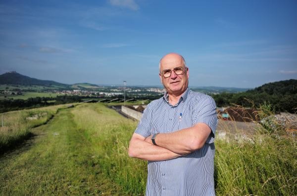 Friedrich Scholte-Reh steht auf dem Gelände der Kreismülldeponie in Hechingen. Nach mehr als 34 Jahren als Leiter des Abfallwirtschaftsamts Zollernalbkreis geht er demnächst in den Ruhestand. ©Landratsamt Zollernalbkreis Ein Mann - Friedrich Scholte-Reh - steht auf einer Wiese auf dem Gelände der Kreismülldeponie Hechingen