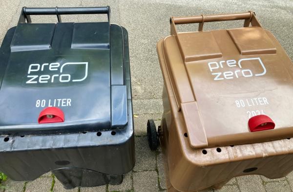© Landratsamt Zollernalbkreis Eine braune und eine schwarze Mülltonne stehen am Straßenrand