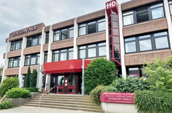 Das Gebäude Grünewaldstraße 15 in Balingen. Dort ziehen nun das Amt für Zuwanderung und Integration sowie Teile des Ordnungsamts Zollernalbkreis ein. ©Landratsamt Zollernalbkreis Ein großes Gebäude, Treppen führen zum Eingang.