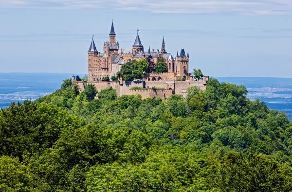 © Roland Beck Bild einer Burg, die Burg Hohenzollern, das Wahrzeichen des Kreises