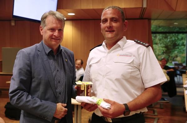 Landrat Günther-Martin Pauli beglückwünscht Marc Mayer nach der Bestellung zum stellvertretenden Kreisbrandmeister. ©Landratsamt Zollernalbkreis Zwei Männer - Landrat Günther-Martin Pauli und Marc Mayer