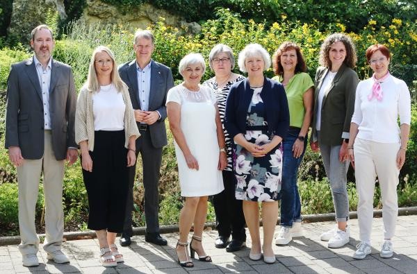 Landrat Günther-Martin Pauli (Dritter von links) ehrte gemeinsam mit Personalamtsleiterin Cornelia Staab (rechts) und Personalratsvorstandsmitglied Laura Levai (Zweite von rechts) die verdienten Mitarbeitenden. ©Landratsamt Zollernalbkreis Mehrere Frauen und Männer stehen in einer Reihe.