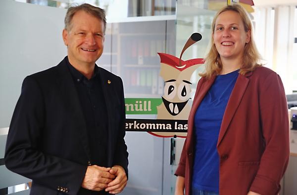 Landrat Günther-Martin Pauli mit Amtsleiterin Lisa Tillinger. ©Landratsamt Zollernalbkreis Landrat Günther-Martin Pauli mit Amtsleiterin Lisa Tillinger.