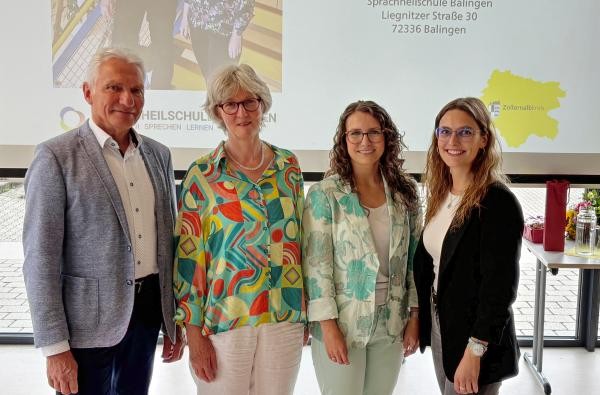 Verabschiedung und Amtseinsetzung (von links): Dezernent Karl Wolf, Martina Müller Dobutowitsch, Laura Fischer und Seline Weinstein vom Sachgebiet Kreisschulen der Landkreisverwaltung. ©Landratsamt Zollernalbkreis Ein Mann und drei Frauen - Verabschiedung und Amtseinsetzung (von links): Dezernent Karl Wolf, Martina Müller Dobutowitsch, Laura Fischer und Seline Weinstein vom Sachgebiet Kreisschulen der Landkreisverwaltung.