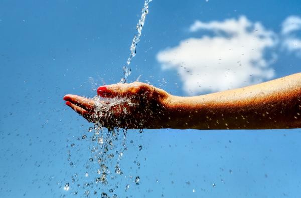 © Landratsamt Zollernalbkreis Über eine Hand läuft Wasser