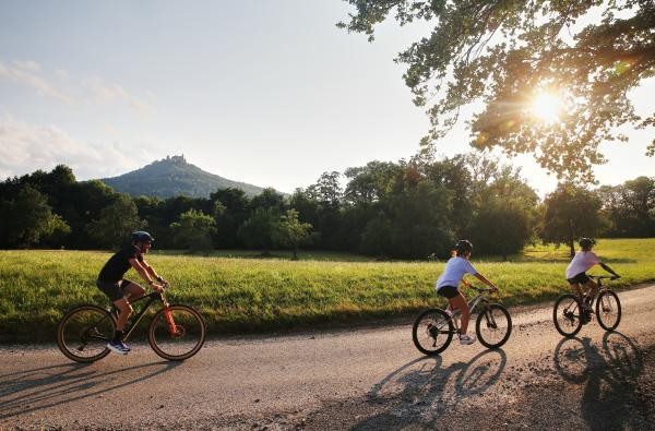 In reizvoller Landschaft: Radler nahe Hechingen-Boll. Die Aktion STADTRADELN im Zollernalbkreis läuft noch bis 9. August. ©Landratsamt Zollernalbkreis Radfahrende auf einem Weg
