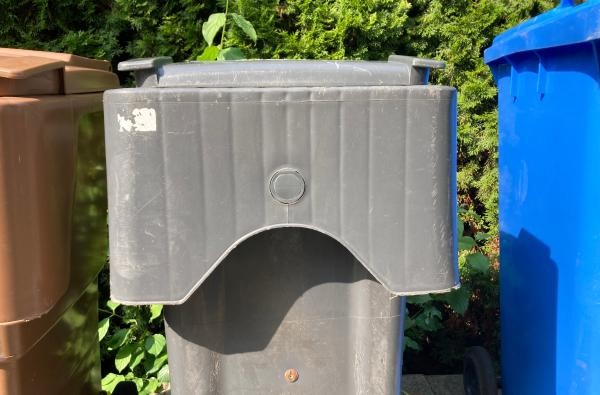 Eine Restmülltonne steht zwischen einer Bio- und einer Altpapiertonne. In der Abfallbilanz ist der Zollernalbkreis weiterhin in den Top 10 in Baden-Württemberg. ©Landratsamt Zollernalbkreis Abfallbehälter