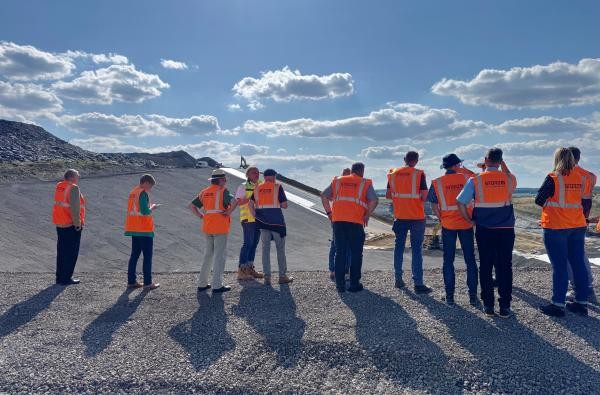 Auf der Großbaustelle: Die Mitlieder des Kreistags verschaffen sich auf der Deponie in Balingen-Weilstetten einen Überblick über den Fortschritt der Ausbauarbeiten. ©Landratsamt Zollernalbkreis Mehrere Personen stehen auif einer Großbaustelle - Deponie in Balingen