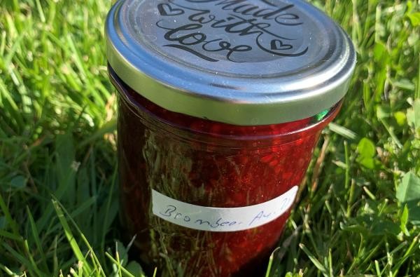 Marmeladenglas mit Brombeermarbelade