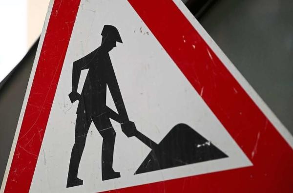 In der Hechinger Hofgartenstraße stehen Bauarbeiten an. ©Landratsamt Zollernalbkreis Ein Schild weist auf eine Baustelle hin.