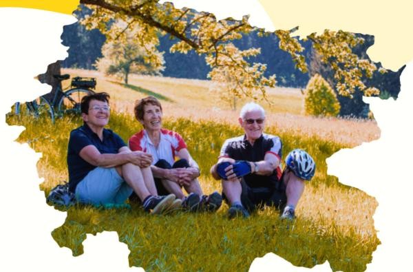 Im Fokus des Kreissenioren- und Pflegeplans steht die Lebenswelt älterer Menschen. ©Landratsamt Zollernalbkreis Zwei Frauen und ein Mann sitzen auf einer Wiese unter einem Baum.