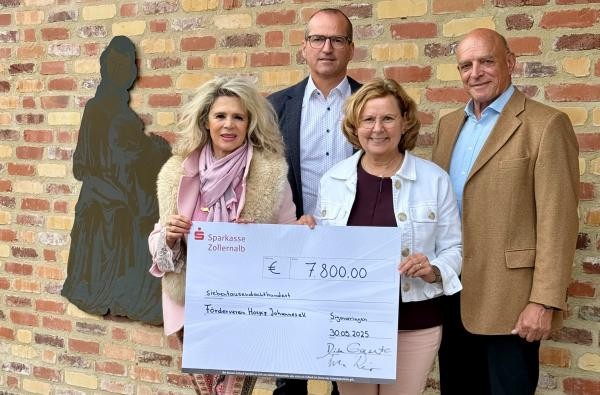 Sylvia Reiser, Georg Link, Hildegard Burger und Dirk Gaerte (von links) bei der Übergabe der Spende. ©Landratsamt Zollernalbkreis Zwei Frauen und zwei Männer mit einem symbolischen großen Spendenscheck.