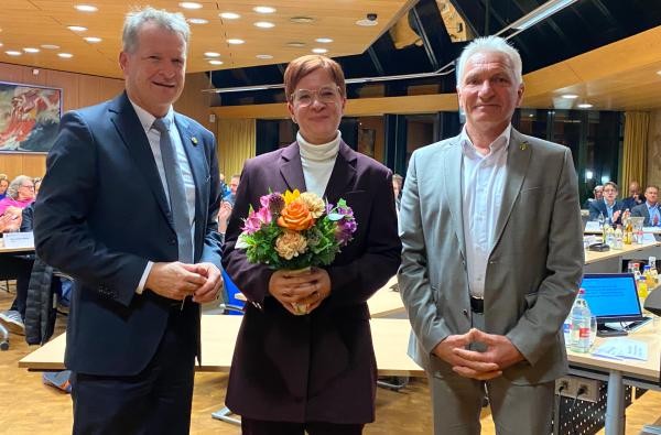 Nach der Wahl (von links): Landrat Günther-Martin Pauli, Cornelia Staab und Karl Wolf © Landratsamt Zollernalbkreis Zwei Männer und eine Frau lächeln in die Kamera