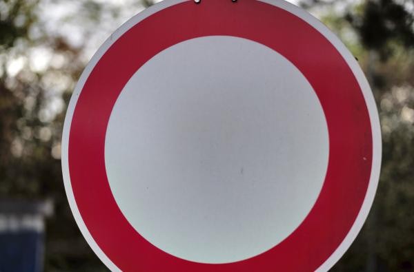 Verbot für Fahrzeuge aller Art: Wegen einer Felsräumung wird die Landesstraße 382 gesperrt. ©Landratsamt Zollernalbkreis Ein Schild weist auf ein Durchfahrtsverbot für Fahrzeuge hin.