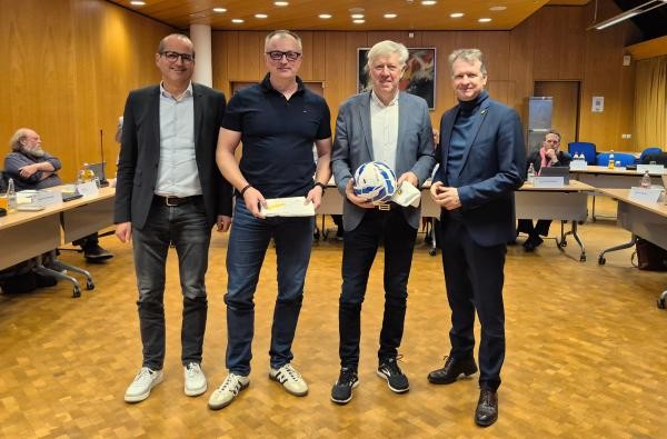 Landrat Günther-Martin Pauli (rechts) und Sozialdezernent Georg Link (links) gratulieren dem neuen Patientenfürsprecher Stefan Strobel (Zweiter von rechts) sowie Holger Weisser, der in der IBB-Stelle mitwirkt. ©Landratsamt Zollernalbkreis Vier Männer - Landrat Günther-Martin Pauli, Sozialdezernent Georg Link, der neue Patientenfürsprecher Stefan Strobel und Holger Weisser .