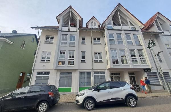 Das Gebäude Herrenackerstraße 25 in Hechingen, in dem die Beratungsstelle für Schwangere nun untergebracht ist © Landratsamt Zollernalbkreis Ein weißes Gebäude, davor stehen zwei Autos und eine Frau und ein Mann