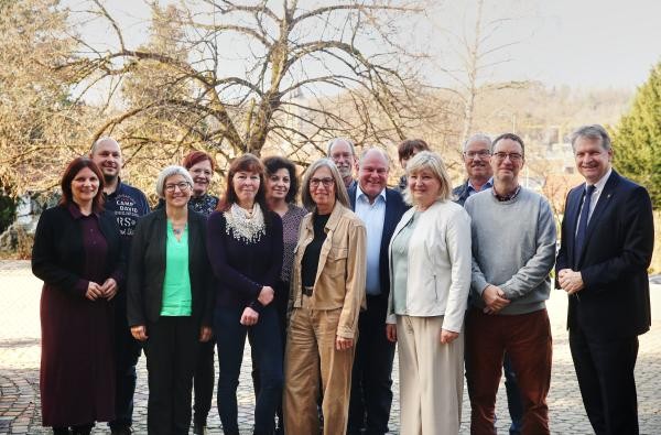 Landrat Günther-Martin Pauli (ganz rechts) ehrte gemeinsam mit Personalamtsleiterin Cornelia Staab (Vierte von links) und Personalratsvorsitzende Valentina Kandler (ganz links) die verdienten Mitarbeitenden. © Landratsamt Zollernalbkreis Eine Gruppe von Mitarbeitenden des Landratsamtes Zollernalbkreis
