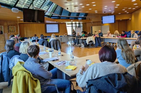 Blick in einer der Fortbildungen im Sitzungssaal des Landratsamts Zollernalbkreis. Dabei erhielten die Teilnehmenden wertvolle Impulse. ©Landratsamt Zollernalbkreis Viele Menschen sitzen an Tischen in einem großen Saal.
