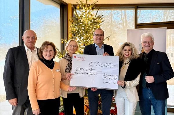 Bei der Spendenübergabe im Hospiz Johannes (von links): Dirk Gaerte, Hildegard Burger, Elisabeth Behringer-Raith, Georg Link, Sylvia Reiser und Klaus Burger. ©Landratsamt Zollernalbkreis Drei Frauen und drei Männer - Dirk Gaerte, Hildegard Burger, Elisabeth Behringer-Raith, Georg Link, Sylvia Reiser und Klaus Burger - halten einen Spendenscheck, im Hintergrund ein Weihnachtsbaum.
