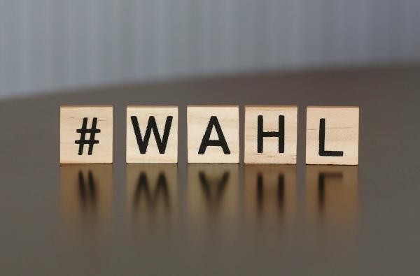 Die Landtagswahl ist am 8. März 2026. ©Landratsamt Zollernalbkreis Holzbuchhstaben bilden das Wort Wahl.