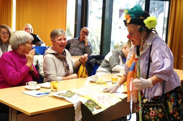 Gesundheit!Clown! „Elsa“ mit Bewohnerbeiräten und Bewohnerfürsprechern © Landratsamt Zollernalbkreis ein weiblicher Clown mit Heimbeiräten