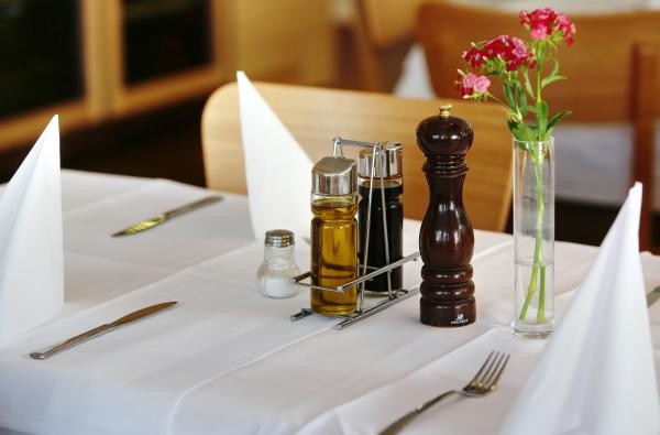 Ein gedeckter Tisch in einem Restaurant. Für Betreiber von Gaststätten gelten seit 1. Januar 2026 neue Regeln. ©Landratsamt Zollernalbkreis Ein gedeckter Tisch in einem Restaurant.