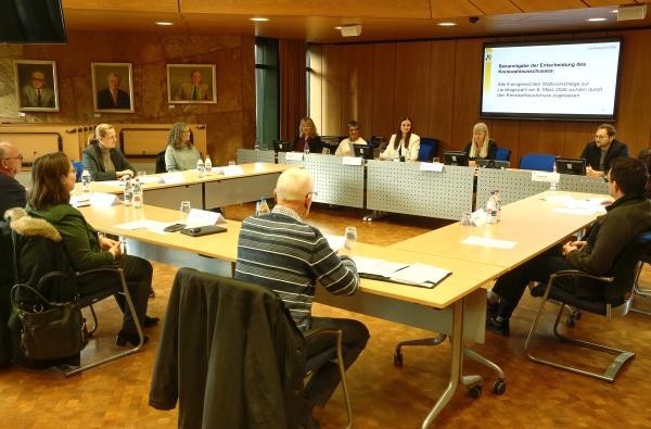 Sitzung des Kreiswahlausschusses: Acht Kandidatinnen und Kandidaten sind zur Landtagswahl im Wahlkreis 63 Balingen zugelassen. ©Landratsamt Zollernalbkreis Mehrere Personen sitzen an Tischen und beraten - der Kreiswahlausschuss