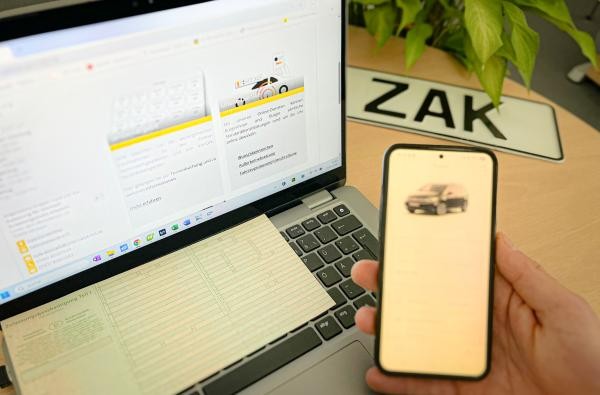 Ob am PC oder mit dem Handy: Über das Portal i-Kfz kann man Fahrzeuge online an-, ab- und ummelden. Immer mehr Bürgerinnen und Bürger nutzen diese digitalen Möglichkeiten. ©Landratsamt Zollernalbkreis Ein PC, ein Handy, Zulassungspapiere und ein Nummernschild mit den Buchstaben ZAK.