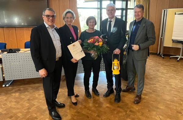 Hohe Auszeichnung: Dr. Andreas Zekorn (Zweiter von rechts, links daneben seine Gattin Brigitte Kotek-Zekorn, ) erhielt von Ministerin Dr. Nicole Hoffmeister-Kraut (Zweite von links) die Staufermedaille überreicht. Bei der Feierstunde im Landratsamt dabei waren auch Landrat Günther-Martin Pauli (rechts) und Oberbürgermeister Dirk Abel.