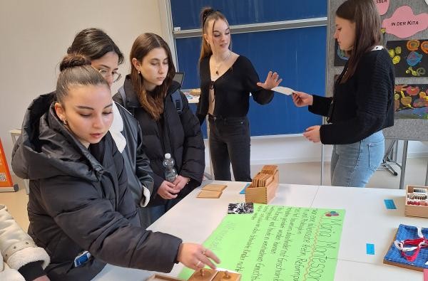 Nicht nur trockene Theorie: Interessierte Jugendliche erhalten am Informationstag Einblicke aus unterschiedlichen Perspektiven. ©Landratsamt Zollernalbkreis Junge Frauen an einem Tisch.