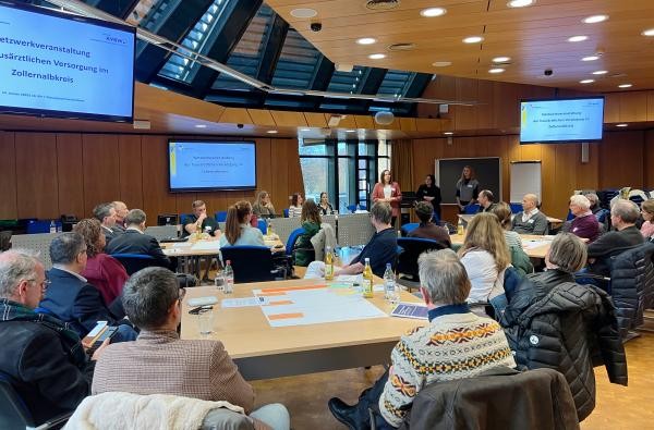 Gemeinsam diskutieren die Akteure, wie die ambulante medizinische Versorgung im Zollernalbkreis gestärkt werden kann. ©Landratsamt Zollernalbkreis Viele Menschen sitzen in einem Saal zusammen und diskutieren.