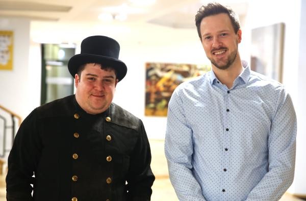 Kai Saile (links) wurde von Enrico Möller mit Wirkung ab 1. Februar 2026 zum neuen bevollmächtigten Bezirksschornsteinfeger im Kehrbezirk Nr. 8 im Zollernalbkreis bestellt. ©Landratsamt Zollernalbkreis Zwei Männer - Kai Saile und Enrico Möller