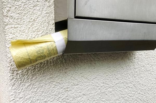 Pro Briefkasten eine Rolle: Die Verteilung der Gelben Säcke hat im Zollernalbkreis begonnen. ©Landratsamt Zollernalbkreis Eine Rolle Gelber Säcke steckt in einem Briefkasten.