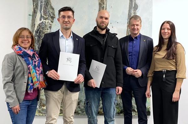 Bei der Übergabe der Stipendien im Landratsamt (von links): Hannah Pfefferle, Referentin Career Center Hochschule Albstadt-Sigmaringen, die Studierenden Ahmed Haltas und Aymen Karray, Landrat Günther-Martin Pauli und Alina Bitzer von der Geschäftsstelle Philipp-Matthäus-Hahn-Stiftung. ©Landratsamt Zollernalbkreis Zwei Frauen und drei Männer stehen vor einem Kunstwerk.