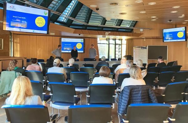 Beim Abschlussabend im Landratsamt erhielten die Teilnehmenden erste Ergebnisse zum Projekt SmartFood BaWü präsentiert. ©Landratsamt Zollernalbkreis Viele Menschen in einem Saal.