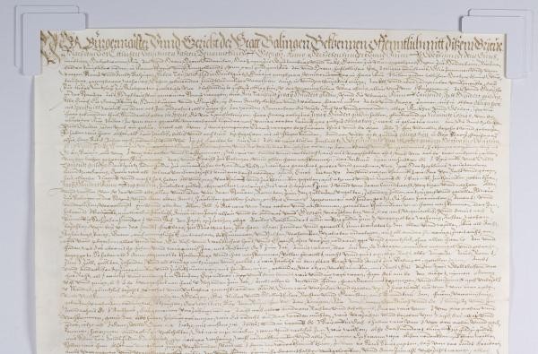 Der Gültbrief von 1613 für Truchtelfingen. Das Kreisarchiv hat dieses außergewöhnliche Zeugnis der Kreisgeschichte nun in digitaler Form online verfügbar gemacht. ©Landratsamt Zollernalbkreis Eine alte Urkunde.